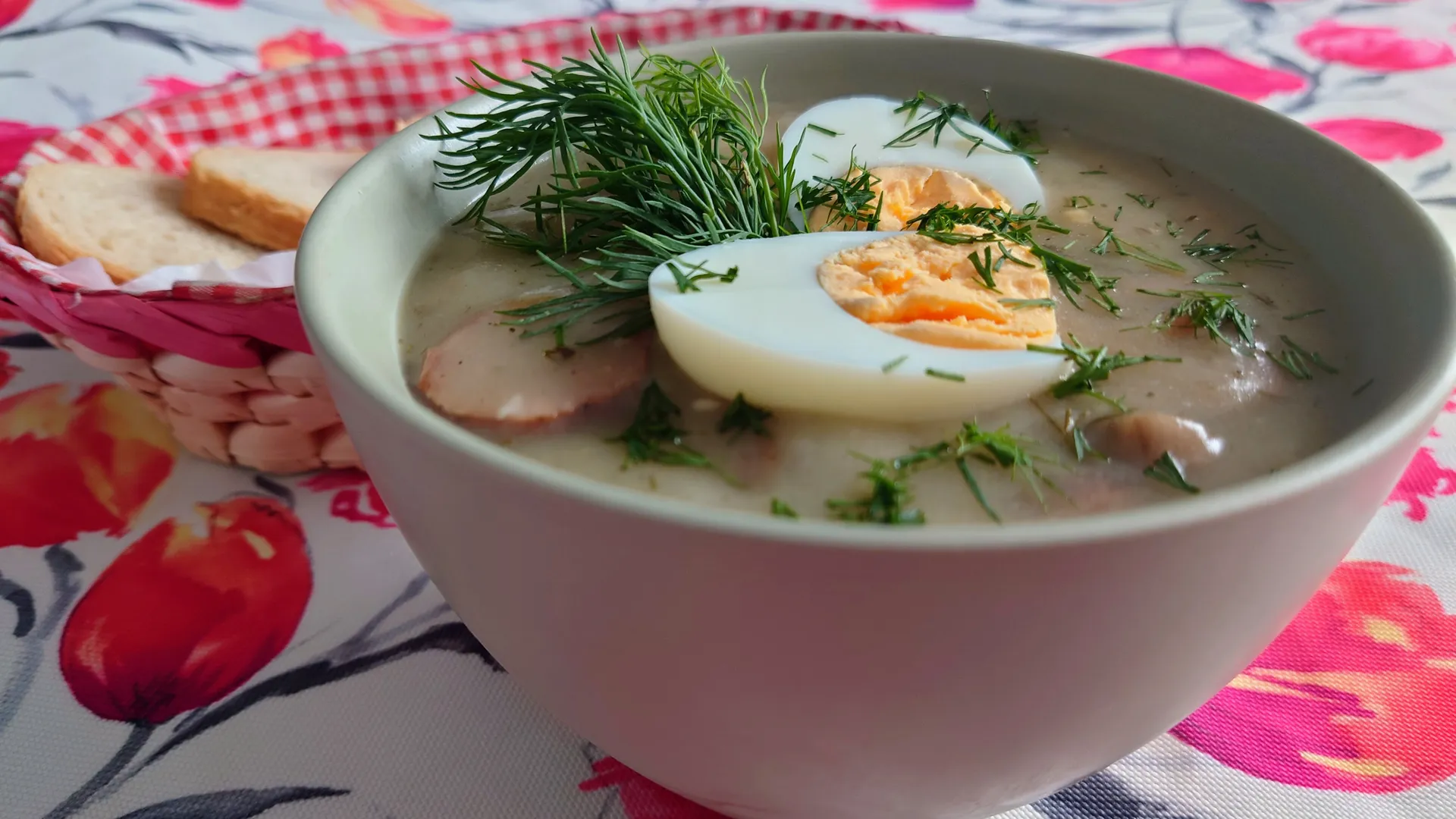 Żurek z jajkiem i kiełbasą